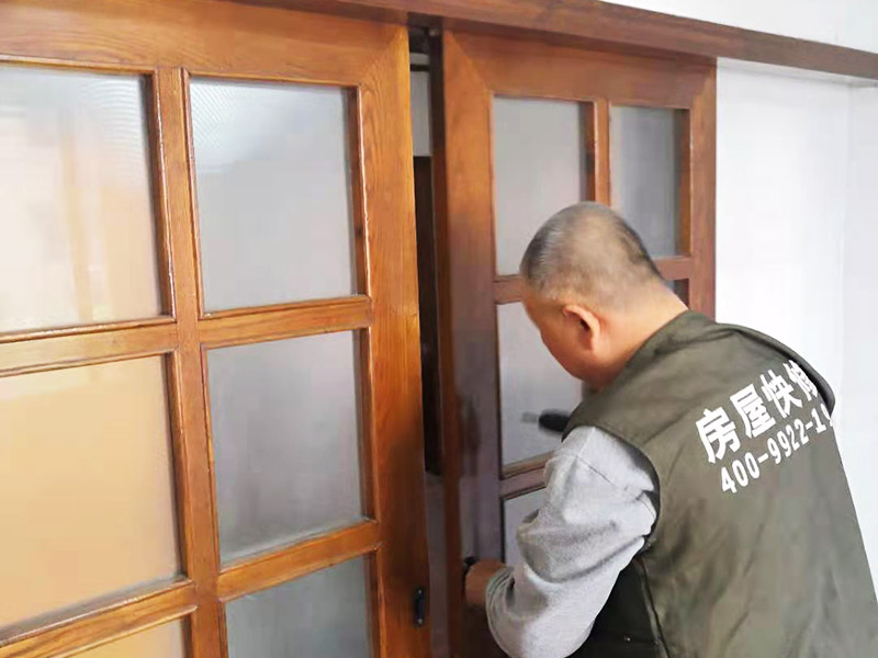 附近的木門維修師傅的電話哪里能找到，