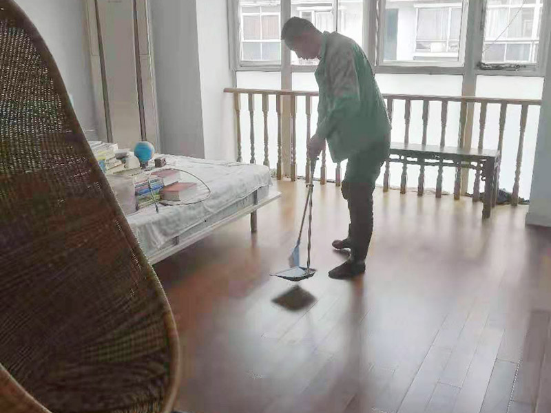 急！急！急！家里漏水地板被水泡了怎么
