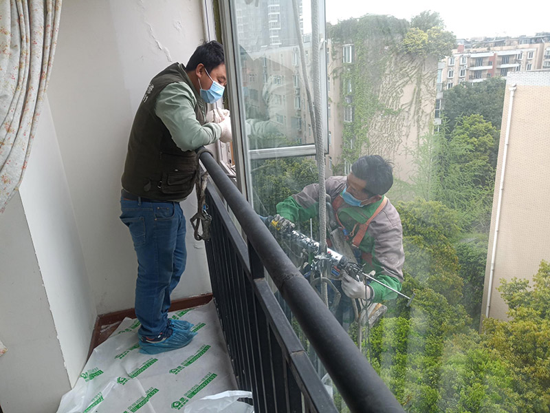 貴陽高層雙層玻璃碎了更換費(fèi)用？