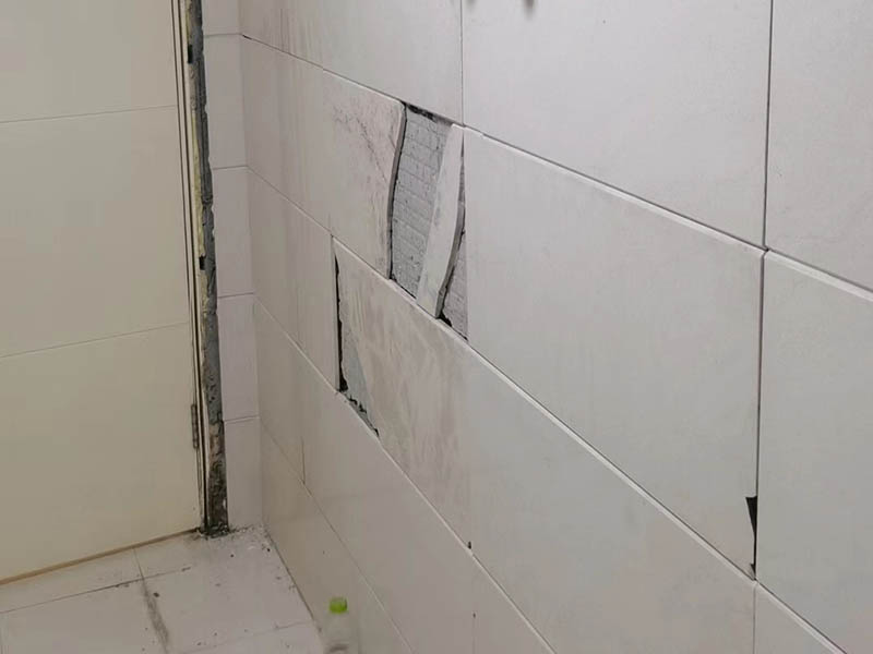 衛(wèi)生間墻磚拱起來的原因有什么？