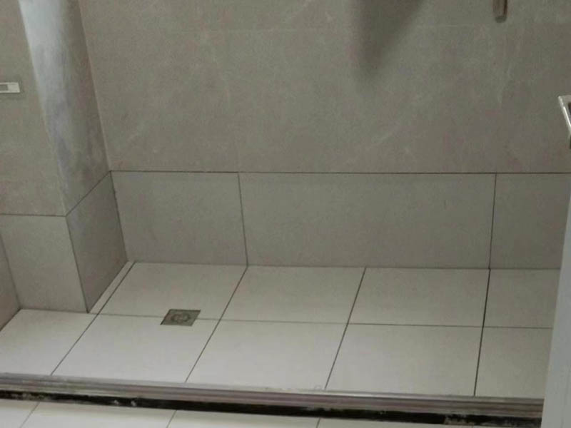 家里貼瓷磚墻面要不要噴水？墻磚鋪貼相